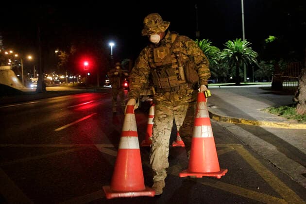 Vi-a del Mar, March 23, 2020 Military patrols the streets of Valparaiso during the curfew imposed to prevent the spread of the coronavirus Sebastian Cisternas Aton Chile, Valparaiso Chile Aton 406663  Copyright: SEBASTIANxCISTERNAS ATONxCHILE.