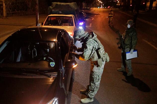 Vi-a del Mar, March 23, 2020 Military patrols the streets of Valparaiso during the curfew imposed to prevent the spread of the coronavirus Sebastian Cisternas Aton Chile, Valparaiso Chile Aton 406664  Copyright: SEBASTIANxCISTERNAS ATONxCHILE.