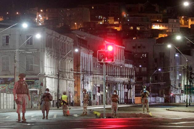 Valparaiso, March 23, 2020 Military patrols the streets of Valparaiso during the curfew imposed to prevent the spread of the coronavirus Sebastian Cisternas Aton Chile, Valparaiso Chile Aton 406721  Copyright: SEBASTIANxCISTERNAS ATONxCHILE.