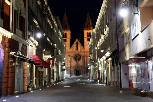 (200323) -- SARAJEVO, March 23, 2020 (Xinhua) -- Photo taken on March 22, 2020 shows an empty street in Sarajevo, Bosnia and Herzegovina (BiH). The total number of COVID-19 cases in Bosnia and Herzegovina (BiH) rose to 125 on Sunday from 94 a day earlier, after 31 new cases were reported in Republika Srpska (RS), one of the two entities of BiH. (Photo by Nedim Grabovica Xinhua) BOSNIA AND HERZEGOVINA-SARAJEVO-COVID-19 