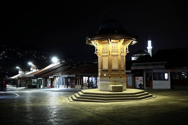 (200323) -- SARAJEVO, March 23, 2020 (Xinhua) -- Photo taken on March 22, 2020 shows the empty Bascarsija square in Sarajevo, Bosnia and Herzegovina (BiH). The total number of COVID-19 cases in Bosnia and Herzegovina (BiH) rose to 125 on Sunday from 94 a day earlier, after 31 new cases were reported in Republika Srpska (RS), one of the two entities of BiH. (Photo by Nedim Grabovica Xinhua) BOSNIA AND HERZEGOVINA-SARAJEVO-COVID-19 