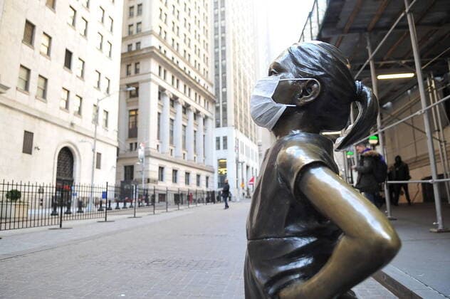 The Fearless Girl with coronavirus mask The Fearless Girl statue stands across from the New York Stock Exchange (NYSE) wearing a coronavirus mask. United States Copyright: LuizxRobertoxLima-ANB