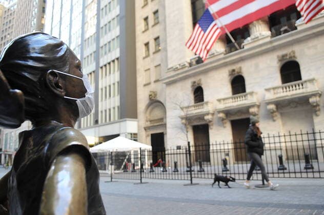 The Fearless Girl with coronavirus mask The Fearless Girl statue stands across from the New York Stock Exchange (NYSE) wearing a coronavirus mask. United States Copyright: LuizxRobertoxLima-ANB