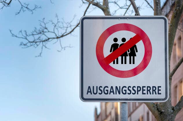 Symbolbild (Montage) für die bundesweit beschlossenen Ausgangsbeschränkungen um die Verbreitung des Coronavirus zu verlangsamen