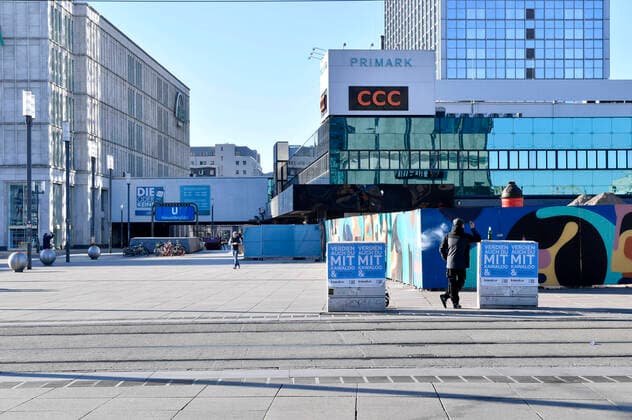 Der Alexanderplatz. Die Berliner folgen den Empfehlungen und Maßnahmen der Bundesregierung zur Bekämpfung der Corona-Epidemie. Berlin, 22.03.2020