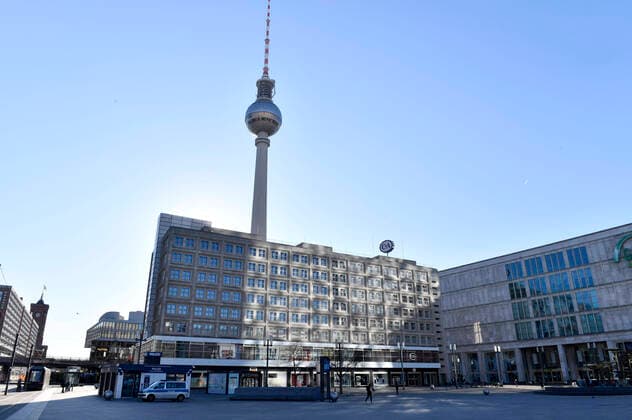 Der Alexanderplatz mit Fernsehturm. Die Berliner folgen den Empfehlungen und Maßnahmen der Bundesregierung zur Bekämpfung der Corona-Epidemie. Berlin, 22.03.2020