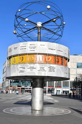 Die Weltzeituhr auf dem Alexanderplatz. Die Berliner folgen den Empfehlungen und Maßnahmen der Bundesregierung zur Bekämpfung der Corona-Epidemie. Berlin, 22.03.2020
