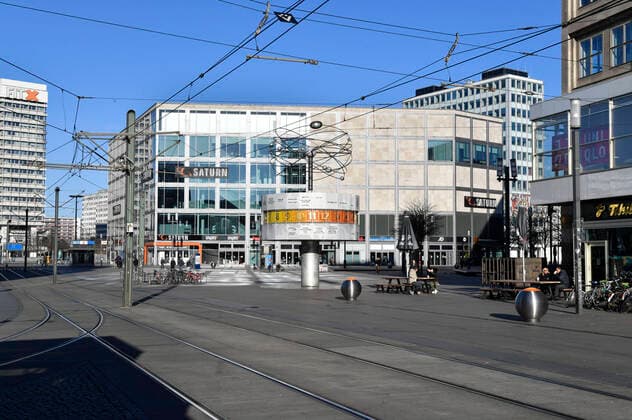 Der Alexanderplatz. Die Berliner folgen den Empfehlungen und Maßnahmen der Bundesregierung zur Bekämpfung der Corona-Epidemie. Berlin, 22.03.2020