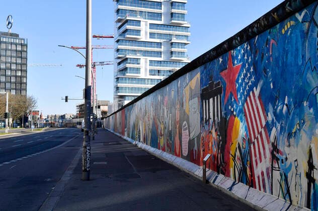 An der East Side Gallery. Die Berliner folgen den Empfehlungen und Maßnahmen der Bundesregierung zur Bekämpfung der Corona-Epidemie. Berlin, 22.03.2020