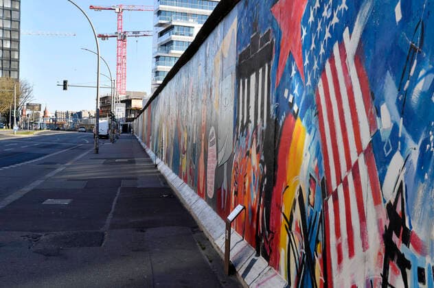 An der East Side Gallery. Die Berliner folgen den Empfehlungen und Maßnahmen der Bundesregierung zur Bekämpfung der Corona-Epidemie. Berlin, 22.03.2020