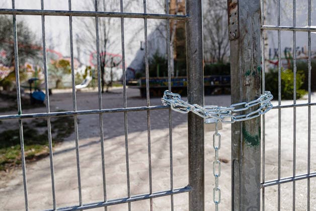 (200323) -- BERLIN, March 23, 2020 (Xinhua) -- Photo taken on March 22, 2020 shows the locked entrance of a playground for children in Berlin, capital of Germany. Germany bans public outside stay of more than two people, according to the country s latest measures announced on Sunday to curb the spread of the novel coronavirus. (Photo by Binh Truong Xinhua) GERMANY-BERLIN-COVID-19-RESTRICTION 