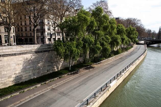 Paris, France, March 22, 2020 - Atmosphere in the streets of Paris after the head of state ordered people to stay home to stop the spread of Covid-19 -  Copyright: xAlexisxSciardx