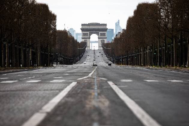 Paris, France, March 22, 2020 - Atmosphere in the streets of Paris after the head of state ordered people to stay home to stop the spread of Covid-19 - The Champs Elysees with the Arc de Triomphe  Copyright: xAlexisxSciardx