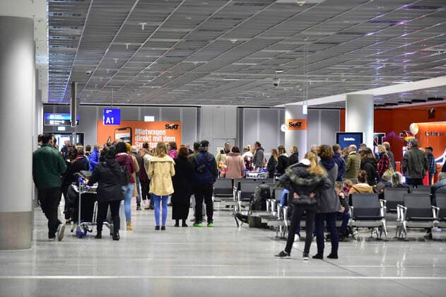 Der Flughafen Frankfurt ist am Sonntag (22.3.2020) während der Ausgangsbeschränkungen in der Corona-Krise nahezu verwaist - außer im Ankunftsbereich. Hier stehen die Wartenden und die Ankommenden zum Teil dicht beieinander.