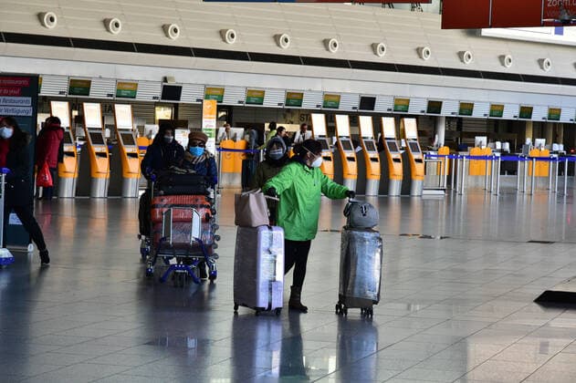 Der Flughafen Frankfurt ist am Sonntag (22.3.2020) während der Ausgangsbeschränkungen in der Corona-Krise nahezu verwaist. Im Abflugbereich ist wenig los, viele Flüge fallen aus.