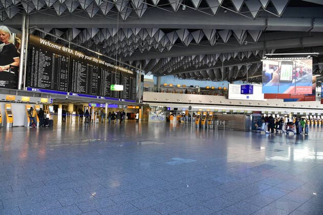 Der Flughafen Frankfurt ist am Sonntag (22.3.2020) während der Ausgangsbeschränkungen in der Corona-Krise nahezu verwaist. Im Abflugbereich ist wenig los, viele Flüge fallen aus.