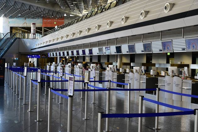 Der Flughafen Frankfurt ist am Sonntag (22.3.2020) während der Ausgangsbeschränkungen in der Corona-Krise nahezu verwaist. Im Abflugbereich ist wenig los, viele Flüge fallen aus.