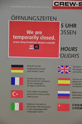 Der Flughafen Frankfurt ist am Sonntag (22.3.2020) während der Ausgangsbeschränkungen in der Corona-Krise nahezu verwaist. Im Abflugbereich ist wenig los, viele Flüge fallen aus.