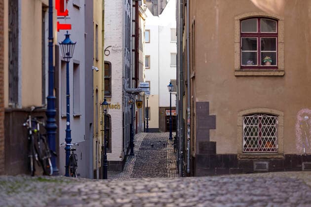 Die menschenleere Gasse auf dem Rothenberg mit geschlossenen Bars während der Corona-Krise. Köln, 22.03.2020