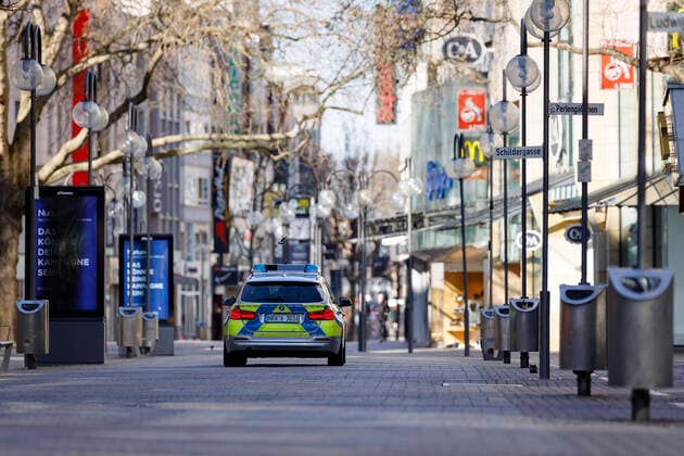 Die menschenleere Schildergasse mit Polizeistreife während der Corona-Krise. Köln, 22.03.2020