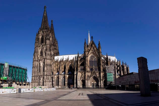 Die menschenleere Roncalliplatz mit Kölner Dom während der Corona-Krise. Köln, 22.03.2020