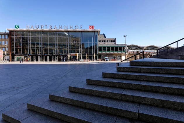 Der menschenleere Bahnhofsvorplatz mit Domtreppe und Hauptbahnhof während der Corona-Krise. Köln, 22.03.2020