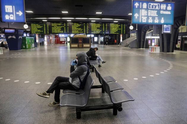 Illustration picture shows passengers at Brussel Zuid Bruxelles Midi railway station during the installation of a train service of national interest (treindienst van nationaal belang - service de train d interet national), in Brussels, Monday 23 March 2020. From March 18th, new measures are taken to avoid the spread of the Covid-19. There are 3401 persons infected in Belgium, so far.  THIERRYxROGE 2491410