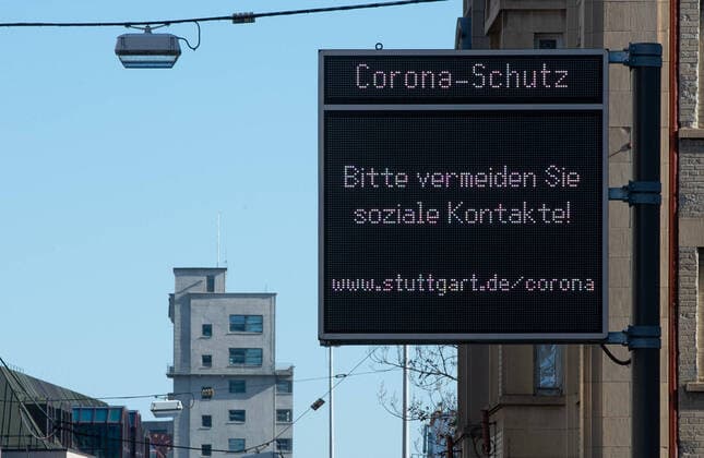 Coronavirus-COVID-19 Tafeln der Landeshauptstadt Stuttgart die auf den Umgang mit dem Coronavirus informieren. Die Infotafeln stehen entlang aller großen Einfahrtsstrassen in die Landeshauptstadt. Stuttgart Mitte Baden-Württemberg Deutschland Copyright: xLeif-HendrikxPiechowskix