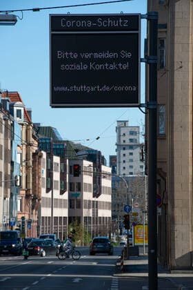 Coronavirus-COVID-19 Tafeln der Landeshauptstadt Stuttgart die auf den Umgang mit dem Coronavirus informieren. Die Infotafeln stehen entlang aller großen Einfahrtsstrassen in die Landeshauptstadt. Stuttgart Mitte Baden-Württemberg Deutschland Copyright: xLeif-HendrikxPiechowskix