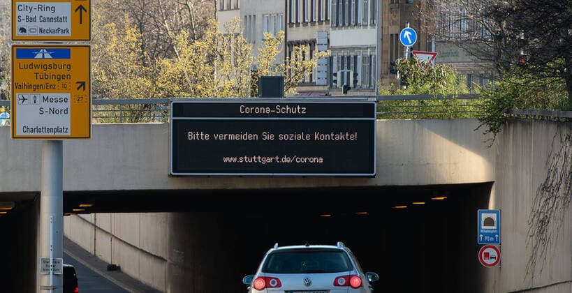 Coronavirus-COVID-19 Tafeln der Landeshauptstadt Stuttgart die auf den Umgang mit dem Coronavirus informieren. Die Infotafeln stehen entlang aller großen Einfahrtsstrassen in die Landeshauptstadt. Stuttgart Mitte Baden-Württemberg Deutschland Copyright: xLeif-HendrikxPiechowskix
