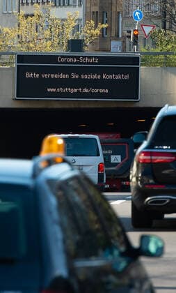 Coronavirus-COVID-19 Tafeln der Landeshauptstadt Stuttgart die auf den Umgang mit dem Coronavirus informieren. Die Infotafeln stehen entlang aller großen Einfahrtsstrassen in die Landeshauptstadt. Stuttgart Mitte Baden-Württemberg Deutschland Copyright: xLeif-HendrikxPiechowskix