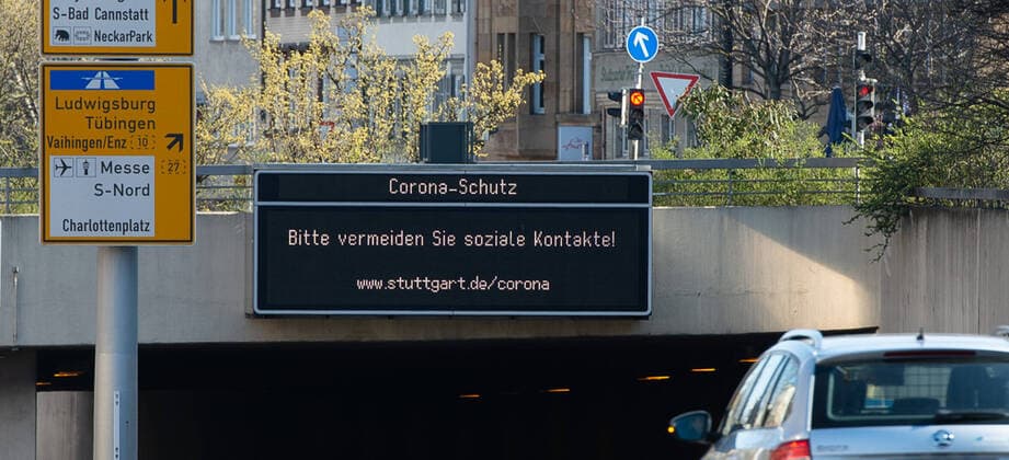 Coronavirus-COVID-19 Tafeln der Landeshauptstadt Stuttgart die auf den Umgang mit dem Coronavirus informieren. Die Infotafeln stehen entlang aller großen Einfahrtsstrassen in die Landeshauptstadt. Stuttgart Mitte Baden-Württemberg Deutschland Copyright: xLeif-HendrikxPiechowskix