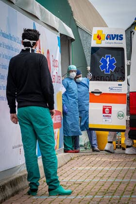 Milan - Coronavirus - The new San Raffaele intensive care unit opens thanks to the fundraising organized by Chiara Ferragni and Fedez. The facility began welcoming the first COVID-19 patients this morning. In the photo the arrival of the first patient (Marco Passaro Fotogramma, Milan - 2020-03-23) p.s. la foto e utilizzabile nel rispetto del contesto in cui e stata scattata, e senza intento diffamatorio del decoro delle persone rappresentate  Copyright: xMarcoxPassarox xFOTOGRAMMAx