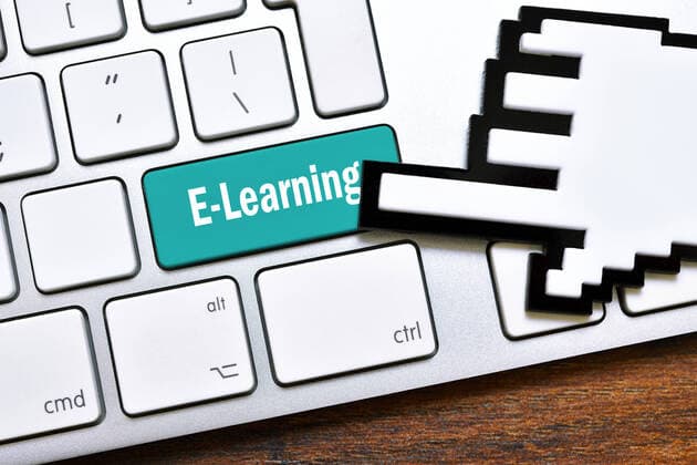 FOTOMONTAGE, Computertaste mit der Aufschrift E-Learning