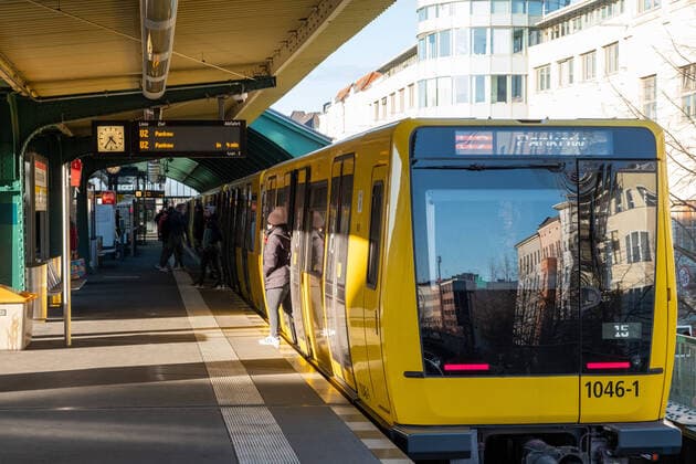 Fest Menschenleerer U-Bahnhof Schönhauser Allee Coronakrise - Alltag mit dem Virus