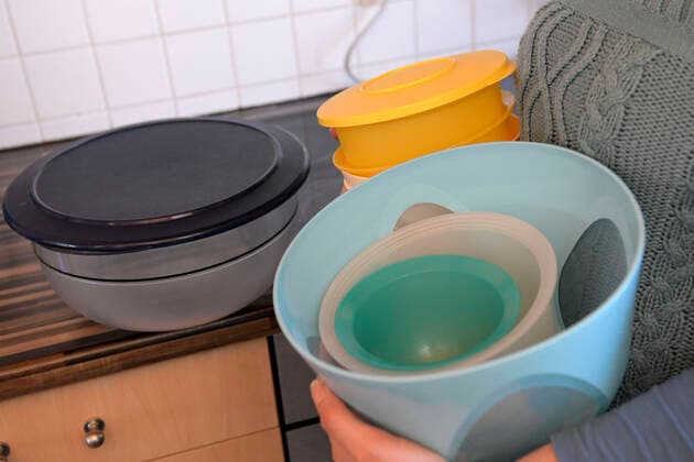 23.03.2020, Tupper-Schüsseln in einer Küche in Kaufbeuren. 23.03.2020, Tupperware 23.03.2020, Tupperware