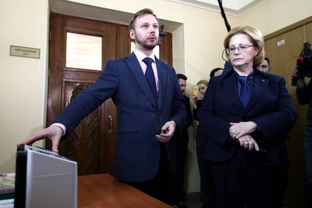 MOSCOW, RUSSIA - MARCH 23, 2020: The CEO of the Federal Research and Clinical Center of Physical-Chemical Medicine, Vadim Govorun (L) and Russia s Healthcare Minister Veronika Skvortsova during a press briefing as part of the demonstration of a polymerase chain reaction (PCR) kit for COVID-19 coronavirus testing at the Federal Research and Clinical Center of Physical-Chemical Medicine of the Federal Medical and Biological Agency (FMBA). Sergei Fadeichev TASS  TS0D31CF
