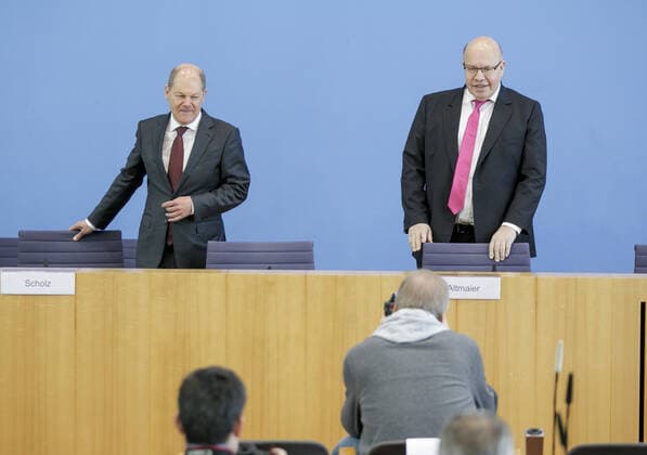 Bundesfinanzminister Olaf Scholz, SPD, und Bundeswirtschaftsminister Peter Altmaier, CDU, sprechen in der Bundespressekonferenz zum Nachtragshaushalt 2020 und die Reaktion auf die Corona-Krise. Berlin, 23.03.2020 Berlin Deutschland
