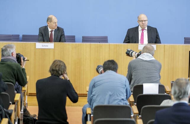 Bundesfinanzminister Olaf Scholz, SPD, und Bundeswirtschaftsminister Peter Altmaier, CDU, sprechen in der Bundespressekonferenz zum Nachtragshaushalt 2020 und die Reaktion auf die Corona-Krise. Berlin, 23.03.2020 Berlin Deutschland