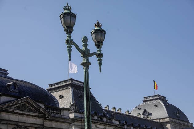Illustration picture shows a white flag in the wind above the Royal palace in Brussels, Monday 23 March 2020. From March 18th, new measures are taken to avoid the spread of the Covid-19. There are 3743 persons infected in Belgium, so far.  THIERRYxROGE 2491454