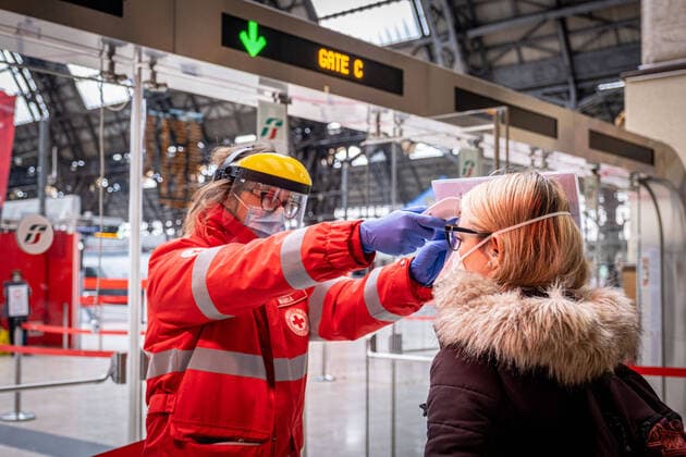 Milan - Coronavirus - Central Station, checks at the gates. Temperature control with thermometer (Marco Passaro Fotogramma, Milan - 2020-03-23) p.s. la foto e utilizzabile nel rispetto del contesto in cui e stata scattata, e senza intento diffamatorio del decoro delle persone rappresentate  Copyright: xMarcoxPassarox xFOTOGRAMMAx