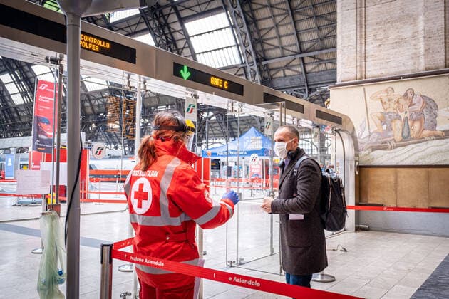 Milan - Coronavirus - Central Station, checks at the gates. Temperature control with thermometer (Marco Passaro Fotogramma, Milan - 2020-03-23) p.s. la foto e utilizzabile nel rispetto del contesto in cui e stata scattata, e senza intento diffamatorio del decoro delle persone rappresentate  Copyright: xMarcoxPassarox xFOTOGRAMMAx