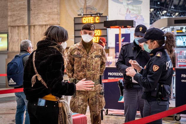 Milan - Coronavirus - Central Station, checks at the gates. (Marco Passaro Fotogramma, Milan - 2020-03-23) p.s. la foto e utilizzabile nel rispetto del contesto in cui e stata scattata, e senza intento diffamatorio del decoro delle persone rappresentate  Copyright: xMarcoxPassarox xFOTOGRAMMAx