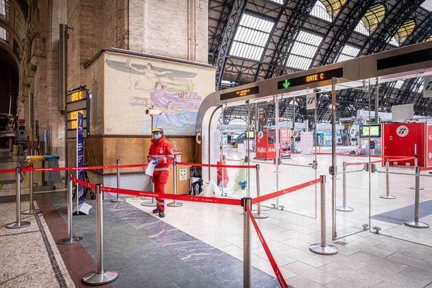 Milan - Coronavirus - Central Station, checks at the gates. Temperature control with thermometer (Marco Passaro Fotogramma, Milan - 2020-03-23) p.s. la foto e utilizzabile nel rispetto del contesto in cui e stata scattata, e senza intento diffamatorio del decoro delle persone rappresentate  Copyright: xMarcoxPassarox xFOTOGRAMMAx