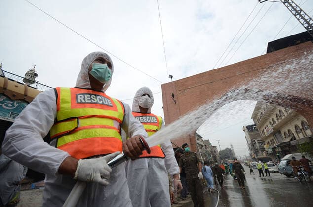 Pakistan: Rescue workers spray disinfectants Pakistani rescue workers spray disinfectants in an effort to curb the spread of corona virus outbreak in Peshawar, Pakistan. The vast majority of people recover from the new corona virus. According to the World Health Organization, most people recover in about two to six weeks, depending on the severity of the illness. Peshawar Citys Khyber Pakhtunkhwa Pakistan Copyright: HussainxAli