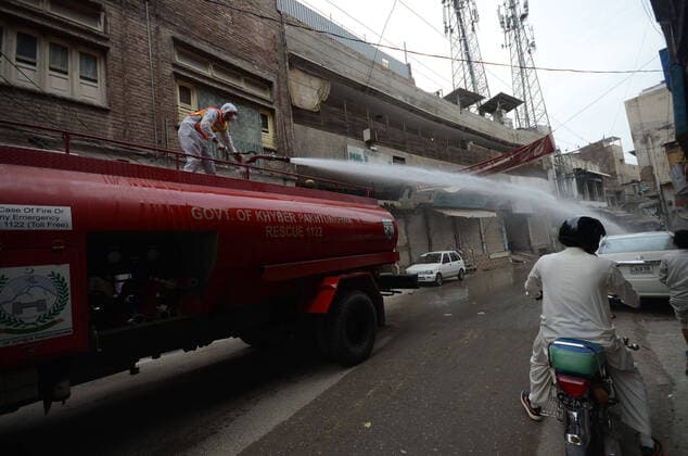 Pakistan: Rescue workers spray disinfectants Pakistani rescue workers spray disinfectants in an effort to curb the spread of corona virus outbreak in Peshawar, Pakistan. The vast majority of people recover from the new corona virus. According to the World Health Organization, most people recover in about two to six weeks, depending on the severity of the illness. Peshawar Citys Khyber Pakhtunkhwa Pakistan Copyright: HussainxAli
