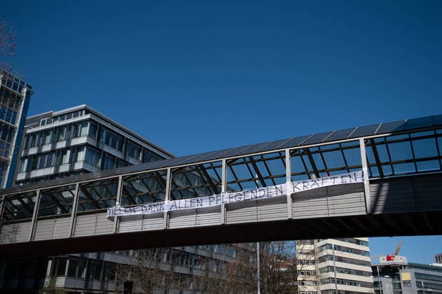 Coronavirus-COVID-19 Banner mit einem Dankesspruch an Pflegekräfte über der Friedrichstrasse. Stuttgart Mitte Baden-Württemberg Deutschland Copyright: xLeif-HendrikxPiechowskix