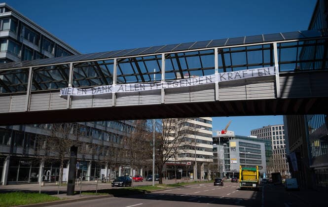 Coronavirus-COVID-19 Banner mit einem Dankesspruch an Pflegekräfte über der Friedrichstrasse. Stuttgart Mitte Baden-Württemberg Deutschland Copyright: xLeif-HendrikxPiechowskix