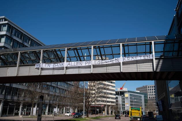 Coronavirus-COVID-19 Banner mit einem Dankesspruch an Pflegekräfte über der Friedrichstrasse. Stuttgart Mitte Baden-Württemberg Deutschland Copyright: xLeif-HendrikxPiechowskix