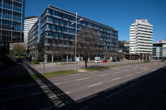 Coronavirus-COVID-19 Leere Regale und leere Strassen in Stuttgart sowie Hinweisschilder mit der 2 Meter Regel abstandhalten. Stuttgart Mitte Baden-Württemberg Deutschland Copyright: xLeif-HendrikxPiechowskix